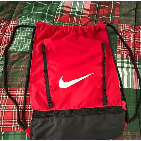 Boys Nike Set Size 7 Gray Red T-Shirt Shorts Pants Drawstring Bag - Picture 2 of 7
